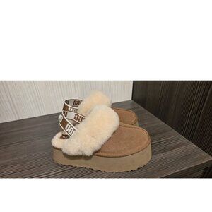 UGG  Funkette Chestnut  Woman's Slippers Size 8